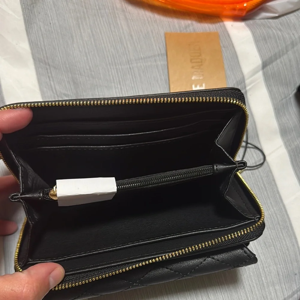 Steve Madden Black Quilted Wallet with Gold Logo - Picture 5 of 8